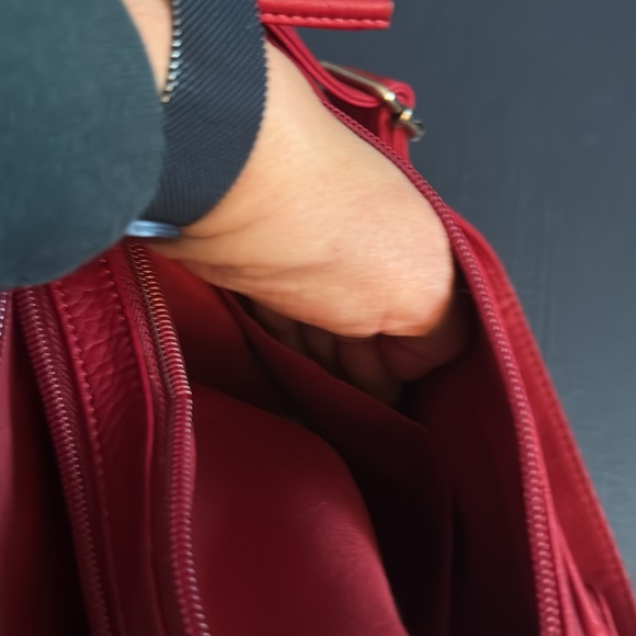 Bueno Vintage NWT purse, red, plethora of pockets! Adjustable strap - Picture 11 of 14